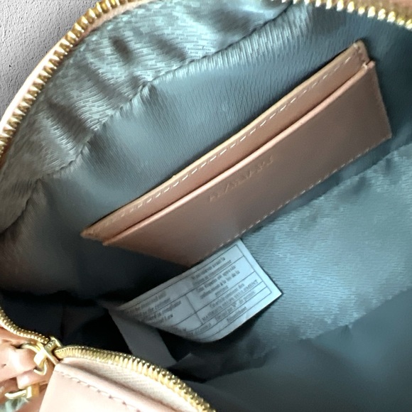 Auxiliary leather cross body bag from Aritzia, pristine inside and bottom - Picture 4 of 6